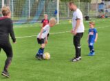 Laatste training S.K.N.W.K. JO7-1 van seizoen 2022-2023 (partijtje tegen de ouders) (69/130)